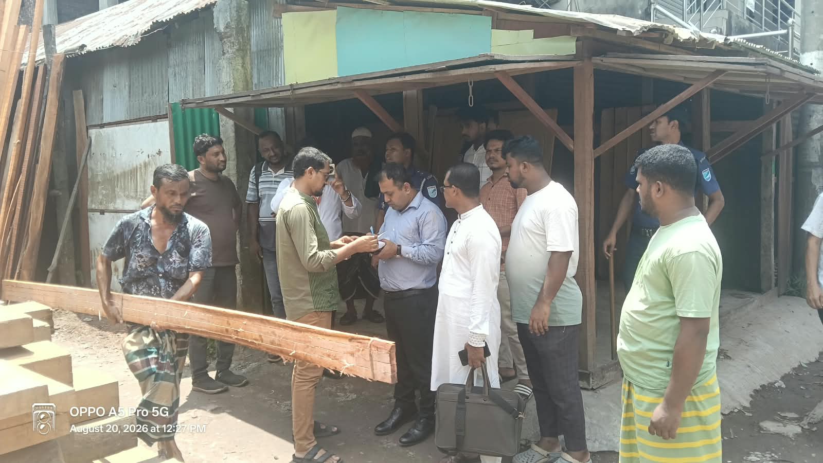 রাস্তায় জনদুর্ভোগ সৃষ্টি ও দোকানের মালামাল রাখার অপরাধে সোনারগাঁয়ে ভ্রাম্যমাণ আদালতের অভিযান