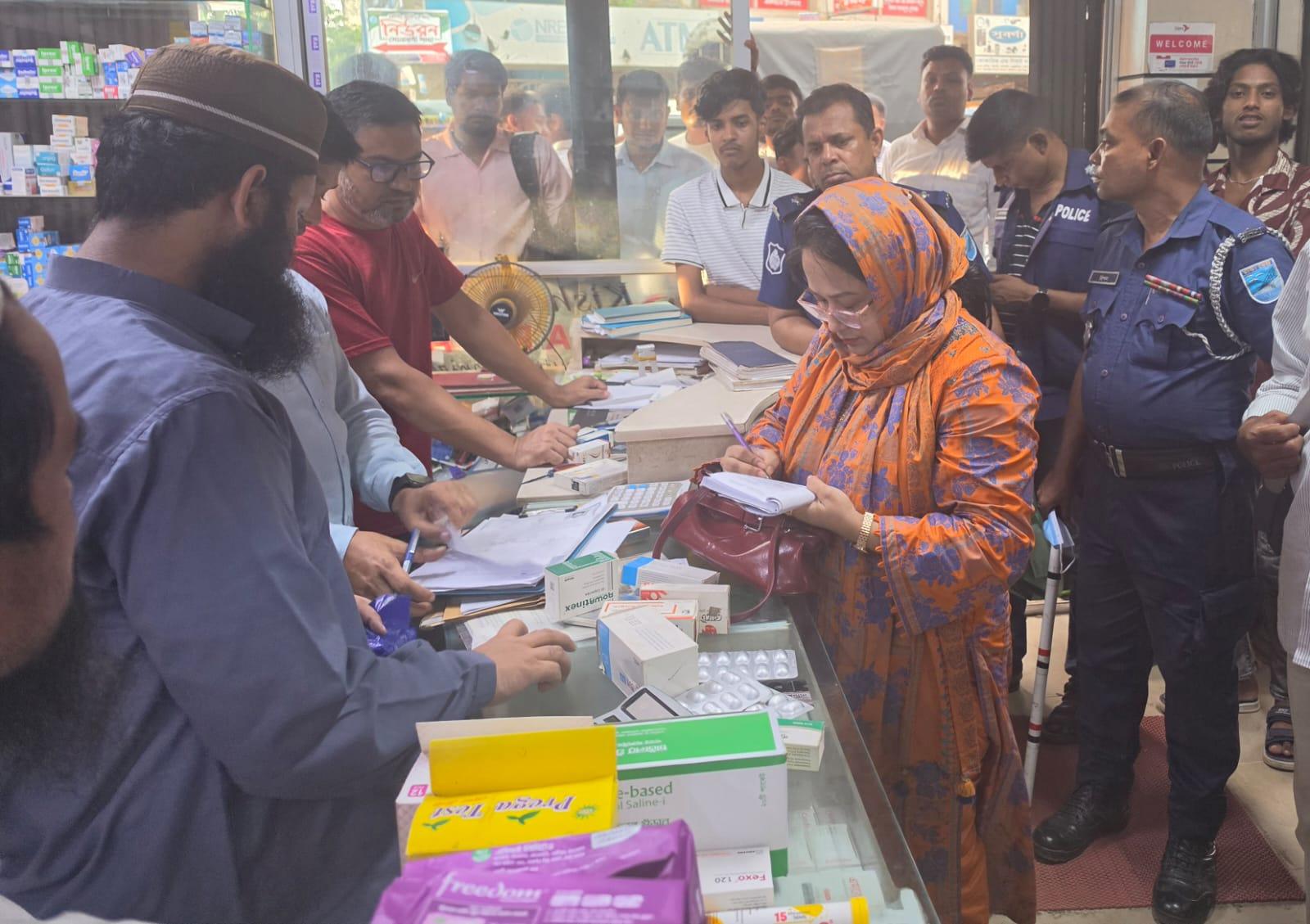 ভ্রাম্যমাণ আদালতের অভিযানে ৩ ফার্মেসিকে জরিমানা