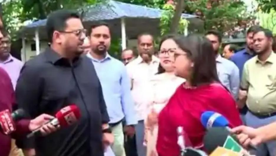 ভূমি অফিসে হাজিরা খাতায় কর্মচারীদের আগাম স্বাক্ষর, প্রতিমন্ত্রীর ক্ষোভ