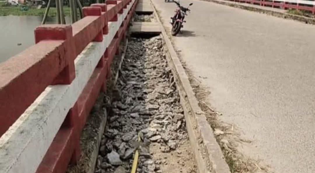 কাইকারটেক ব্রিজের ওয়াকওয়ের স্লাব ভেঙে রড চুরি, ঝুঁকিতে পথচারীরা!