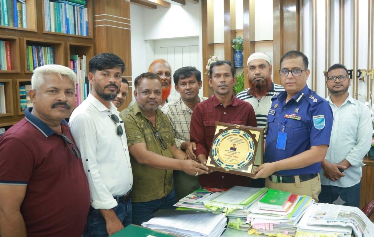 বদলিজনিত বিদায়ে নারায়ণগঞ্জের পুলিশ সুপার মিজানুর রহমান মুন্সিকে জার্নালিস্ট ইউনিটির পক্ষ থেকে সম্মাননা স্মারক প্রদান