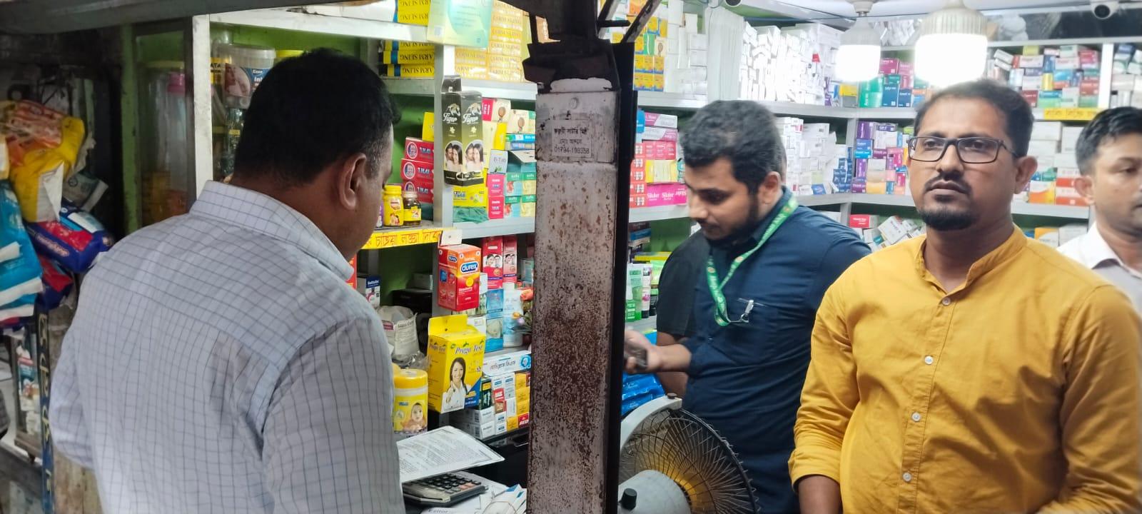 সোনারগাঁয়ে ভ্রাম্যমাণ আদালতের অভিযানে অনুমোদনহীন ওষুধ রাখায় ৪ ফার্মেসিকে জরিমানা