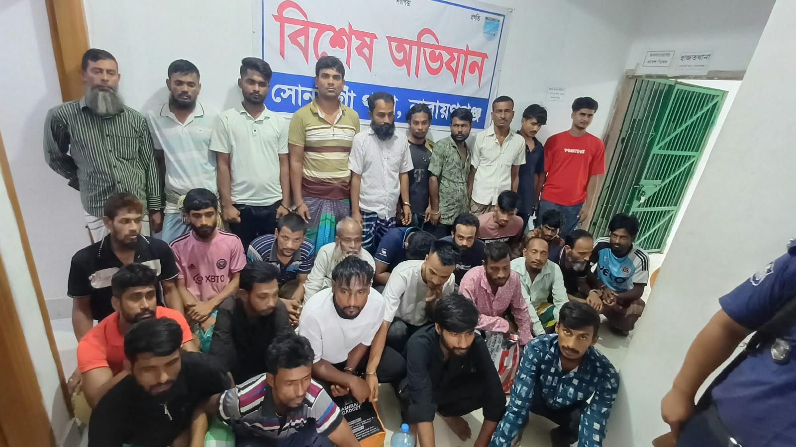 সোনারগাঁয়ে মাদকের আস্তানায় পুলিশের হানা,গাঁজা-ইয়াবা উদ্ধার,আটক-৩০