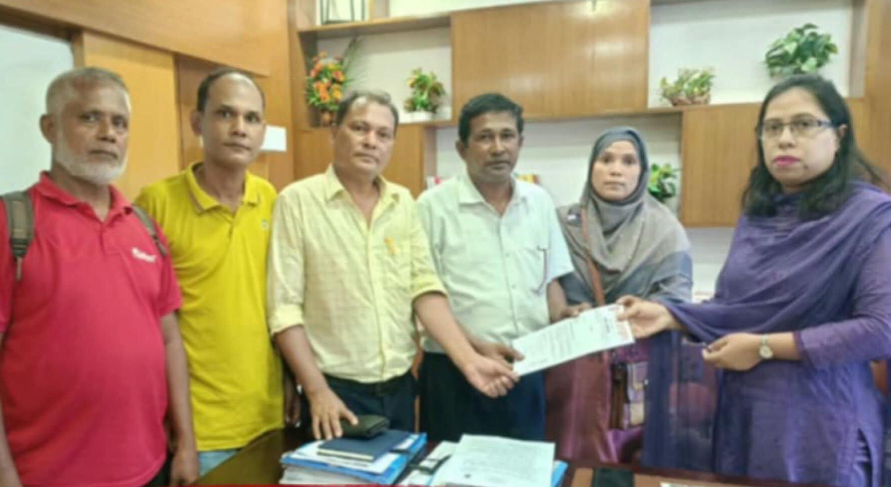 দৈনিক মানবজমিনের প্রতিনিধি নূরুজ্জামান মোল্লার নিঃশর্ত মুক্তি চেয়ে জেলা প্রশাসক ও পুলিশ সুপারের কাছে স্মারকলিপি 
