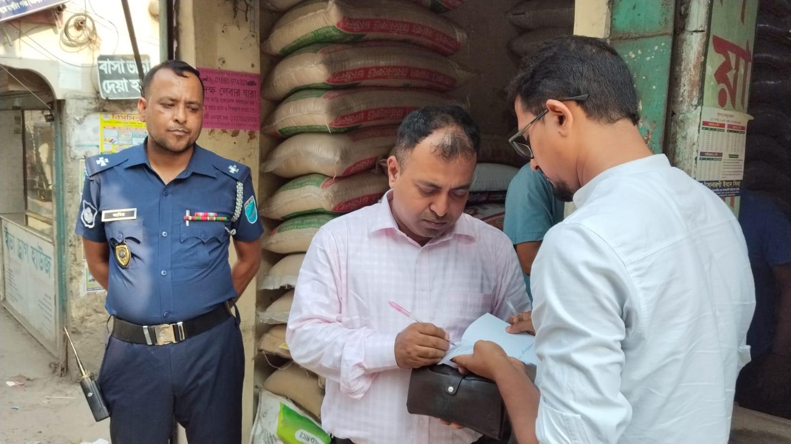 পাটজাত মোড়ক ব্যবহার না করায় সোনারগাঁয়ে তিন ব্যবসায়ীকে জরিমানা