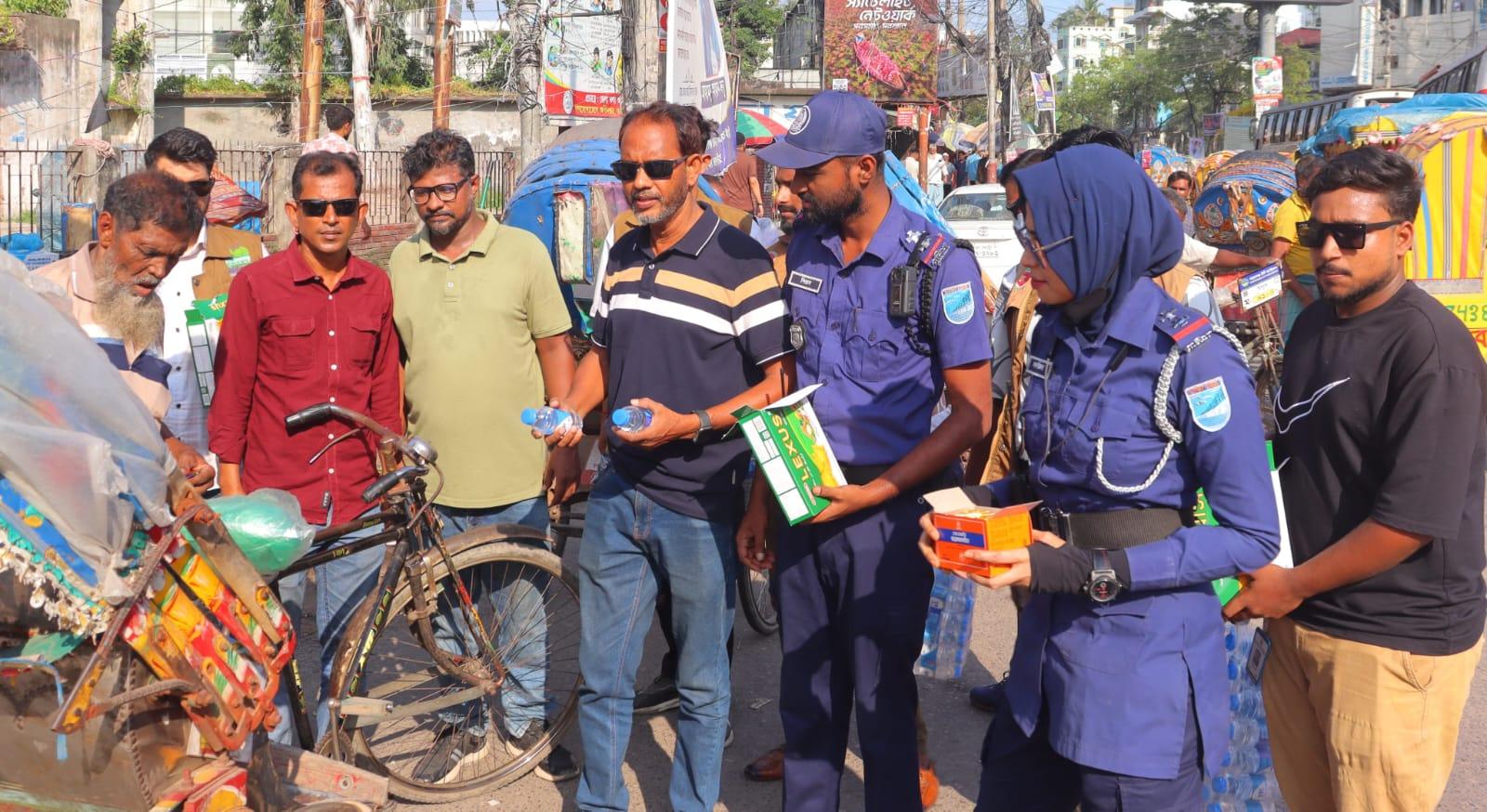 ডিসি-এসপির যৌথ মানবিক উদ্যোগ: পথচারী, ট্রাফিক ও শ্রমজীবীদের মাঝে পানি ও স্যালাইন বিতরণ