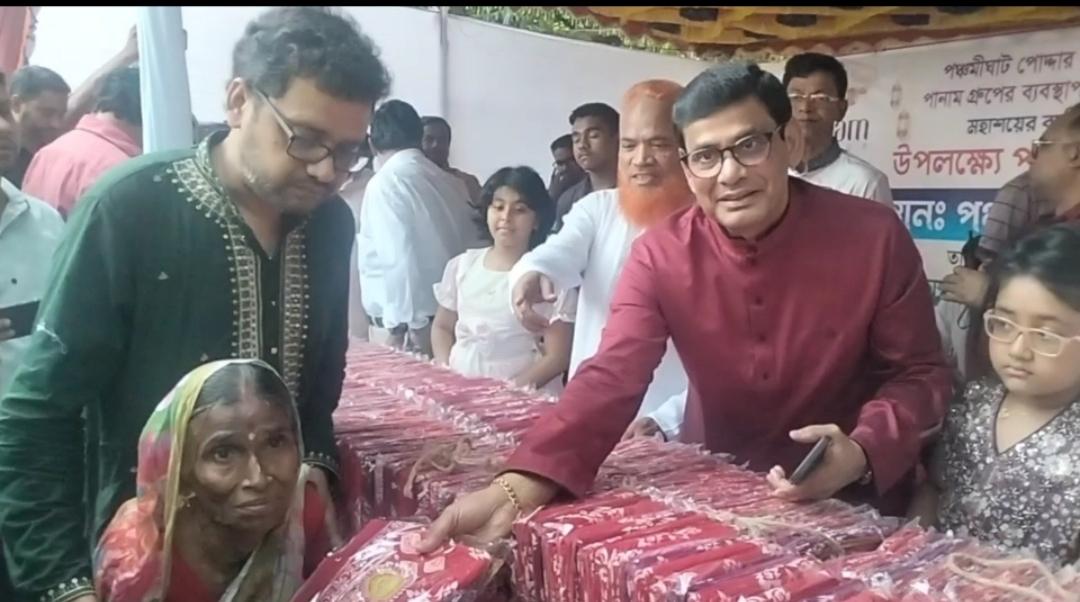 শারদীয় দূর্গোৎসব উপলক্ষে অসহায়দের মাঝে সিআইপি বাবু অমল পোদ্দার এর শাড়ী বিতরণ 