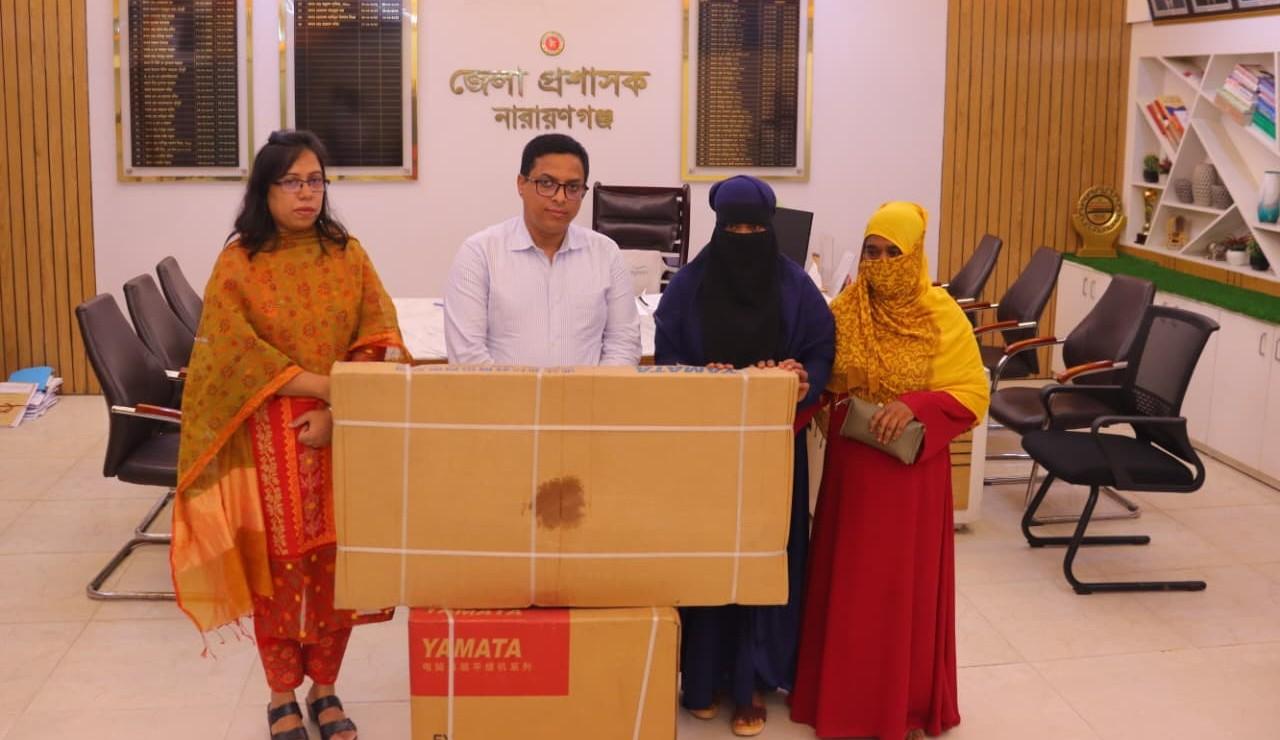 অসহায় আশা মনিকে স্বাবলম্বী করতে সেলাই মেশিন দিয়ে পাশে দাঁড়ালেন ডিসি মো : রায়হান কবির 