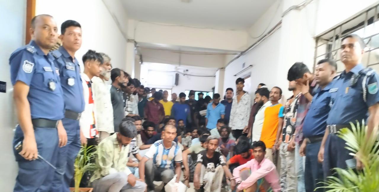 নারায়ণগঞ্জে পুলিশের বিশেষ অভিযানে গ্রেপ্তার -১৪০