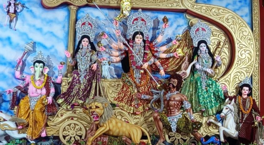 সোনারগাঁয়ে চণ্ডীপাঠ ও মহাষষ্ঠী পূজার মধ্য দিয়ে শুরু হয়েছে সনাতন ধর্মাবলম্বীদের শারদীয় দুর্গোৎসব